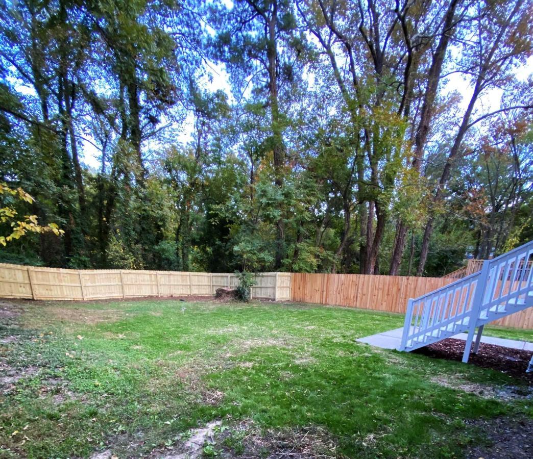 Modern 3-Bedroom, Big Fence Yard, Pets Stay Free Дърам Екстериор снимка