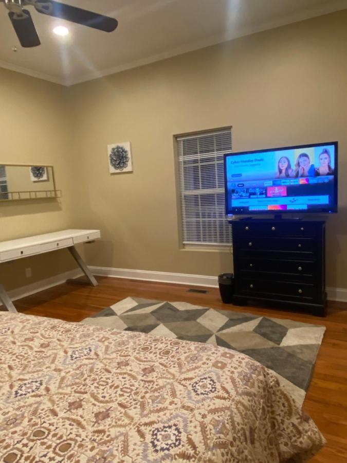 Modern 3-Bedroom, Big Fence Yard, Pets Stay Free Дърам Екстериор снимка