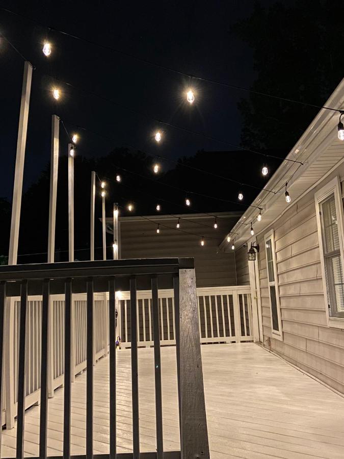 Modern 3-Bedroom, Big Fence Yard, Pets Stay Free Дърам Екстериор снимка