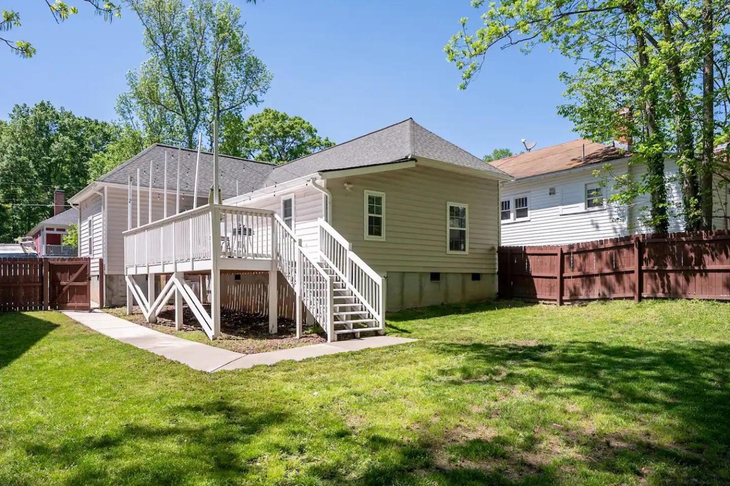Modern 3-Bedroom, Big Fence Yard, Pets Stay Free Дърам Екстериор снимка