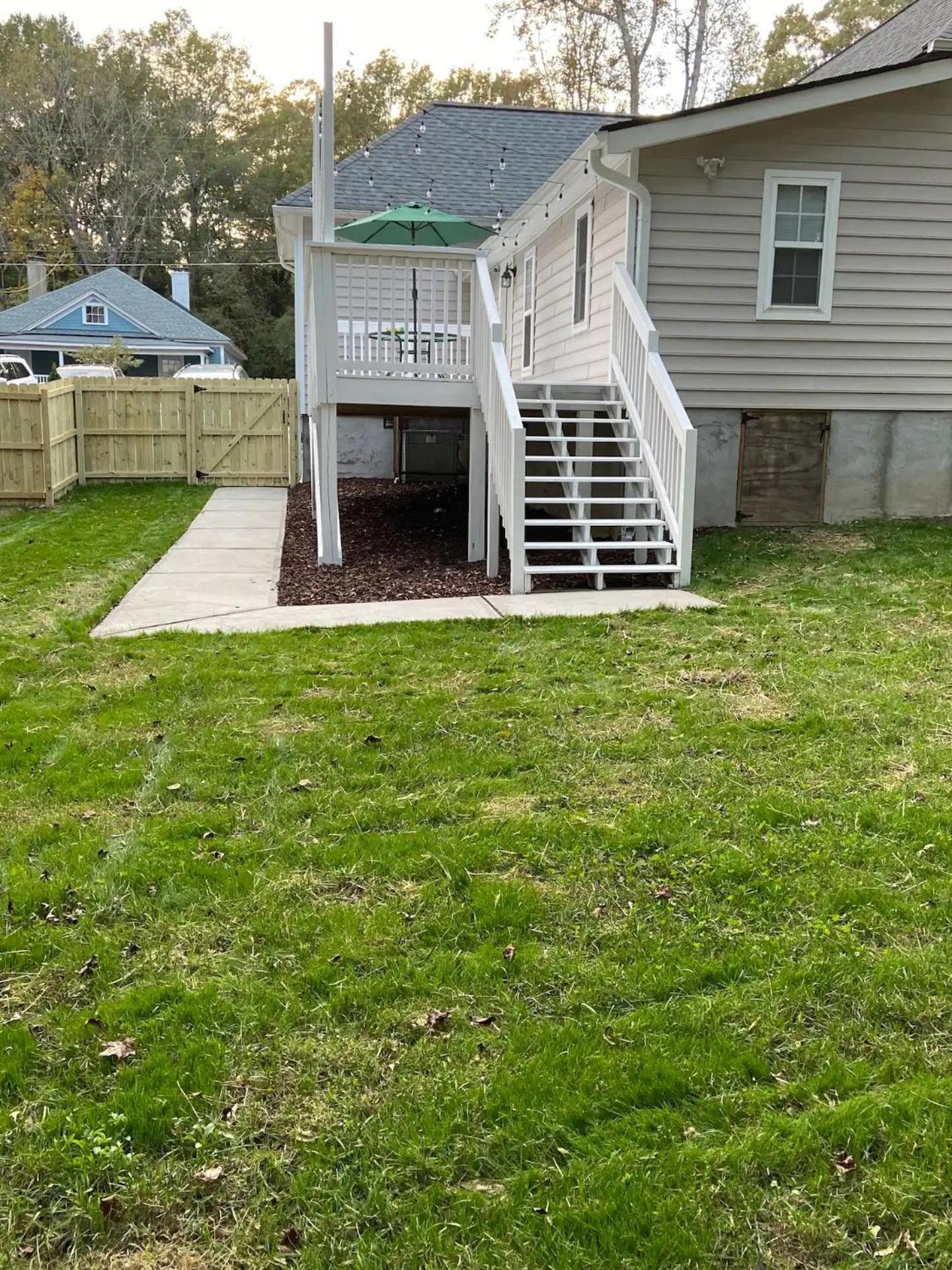 Modern 3-Bedroom, Big Fence Yard, Pets Stay Free Дърам Екстериор снимка